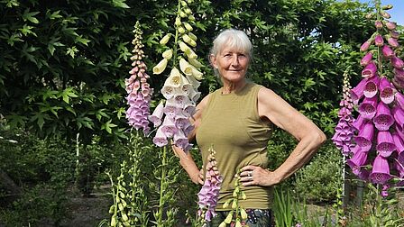 Hilda Brunt tussen het vingerhoedskruid