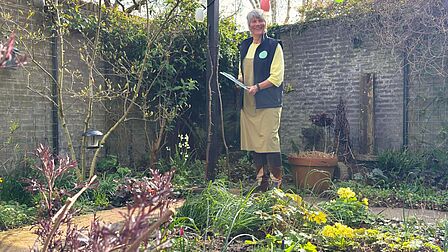 Bregje in haar achtertuin met veel inheemse plantjes