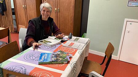 Bregje aan tafel tijdens het tuinranger spreekuur in bennebroek
