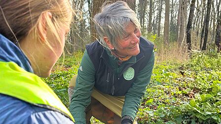 Bregje luister naar een vraag en geeft advies