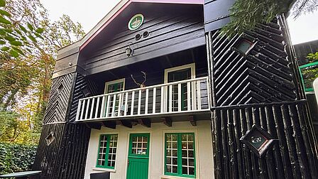 de achterkant van de woning, met balkon, was vroeger juist de voorkant van de jachthut.