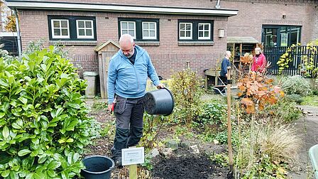 vrijwilligers aan het werk in de tuin