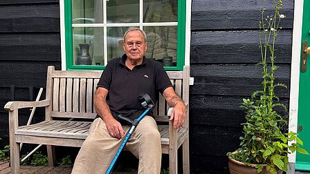 Martin op zijn bankje voor zijn woning, van dichtbij
