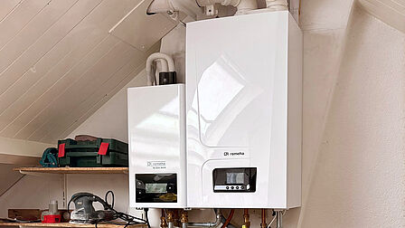 warmtepomp met leidingen en afvoer