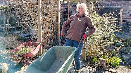 Hilda aan het werk met de kruiwagen
